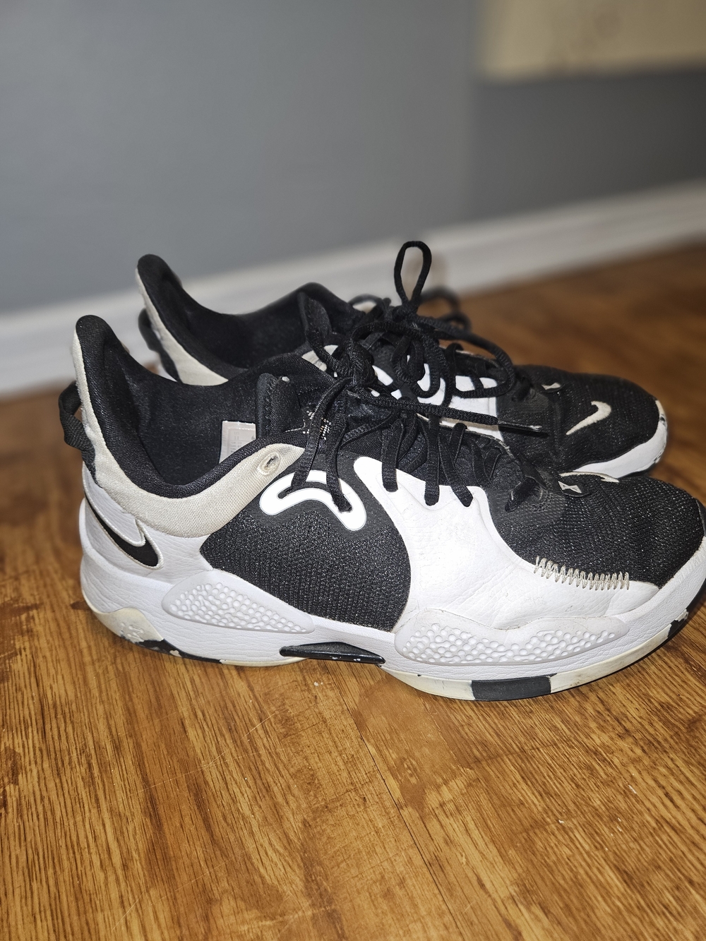 Nike Men's Black and White Athletic Shoes